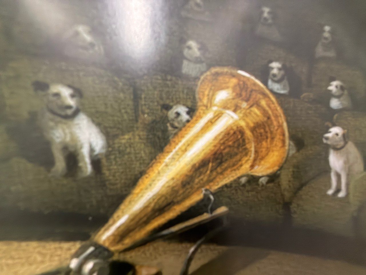 Lot 089 — Gramophone and Dogs in Green Panels - Image 3